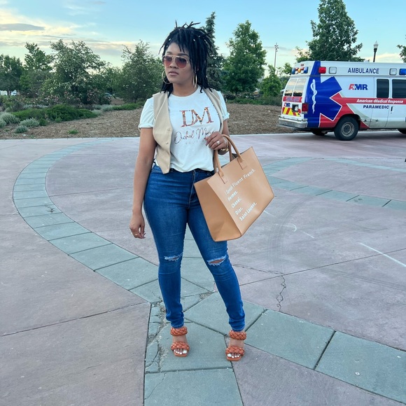 Slight knee rip blue denim - Picture 3 of 5